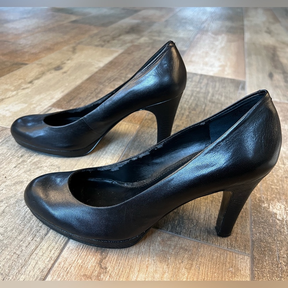 Bandolino Heels - size 8 - Black.